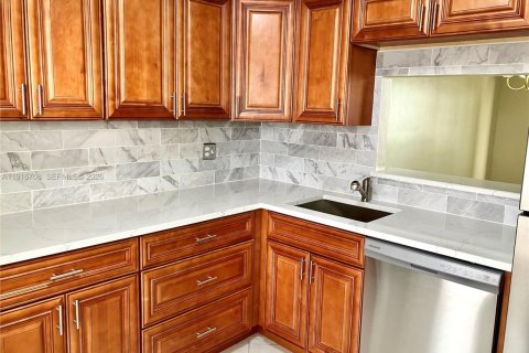 Condo in Lauderdale Lakes, Florida, 1 bedroom  № 2082534