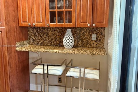 Adosado en venta en Hialeah, Florida, 3 dormitorios, 103.59 m2 № 1964284 - foto 5