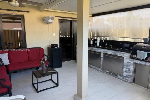 Adosado en venta en Hialeah, Florida, 3 dormitorios, 103.59 m2 № 1964284 - foto 12