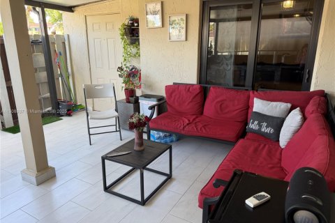 Adosado en venta en Hialeah, Florida, 3 dormitorios, 103.59 m2 № 1964284 - foto 10