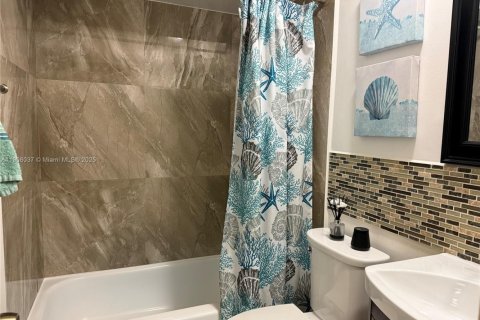 Adosado en venta en Hialeah, Florida, 3 dormitorios, 103.59 m2 № 1964284 - foto 20