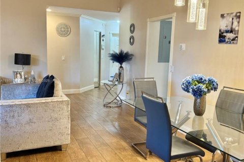 Adosado en venta en Hialeah, Florida, 3 dormitorios, 103.59 m2 № 1964284 - foto 15