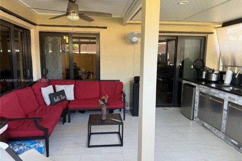 Adosado en venta en Hialeah, Florida, 3 dormitorios, 103.59 m2 № 1964284 - foto 13