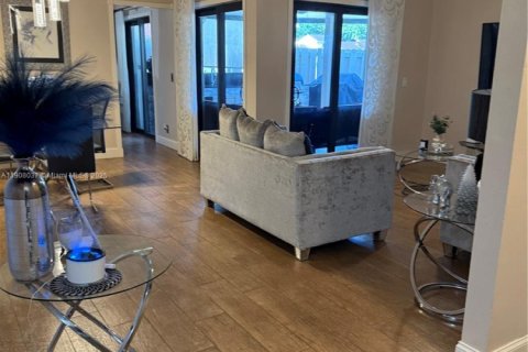 Adosado en venta en Hialeah, Florida, 3 dormitorios, 103.59 m2 № 1964284 - foto 2