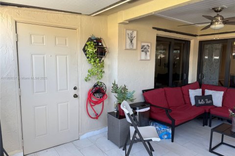 Adosado en venta en Hialeah, Florida, 3 dormitorios, 103.59 m2 № 1964284 - foto 11