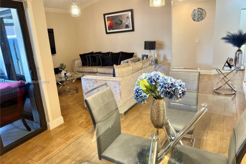 Adosado en venta en Hialeah, Florida, 3 dormitorios, 103.59 m2 № 1964284 - foto 16