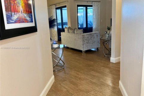 Adosado en venta en Hialeah, Florida, 3 dormitorios, 103.59 m2 № 1964284 - foto 1