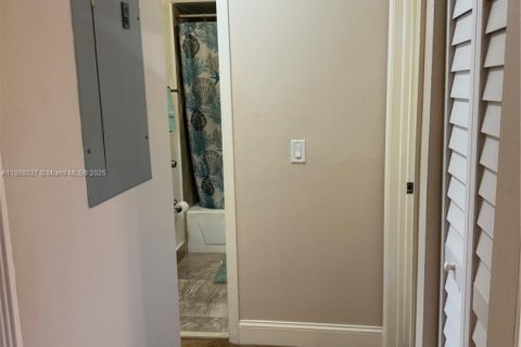 Adosado en venta en Hialeah, Florida, 3 dormitorios, 103.59 m2 № 1964284 - foto 18