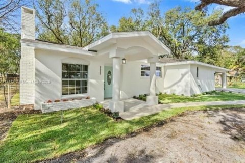 House in Tampa, Florida 3 bedrooms, 132.85 sq.m. № 1830355 - photo 1