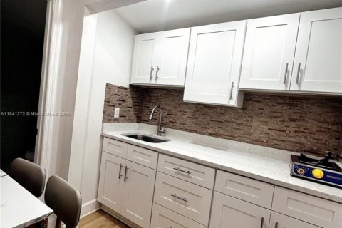 House in Tampa, Florida 3 bedrooms, 132.85 sq.m. № 1830355 - photo 18