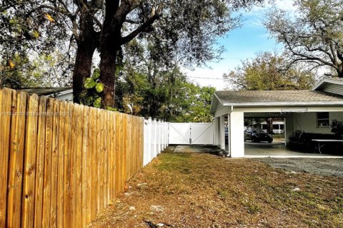 House in Tampa, Florida 3 bedrooms, 132.85 sq.m. № 1830355 - photo 13
