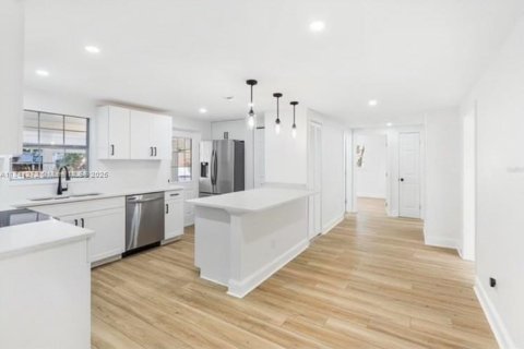 House in Tampa, Florida 3 bedrooms, 132.85 sq.m. № 1830355 - photo 3