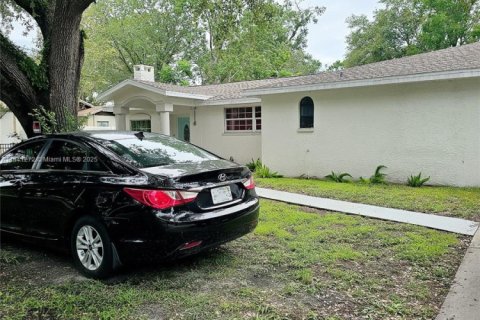 House in Tampa, Florida 3 bedrooms, 132.85 sq.m. № 1830355 - photo 20