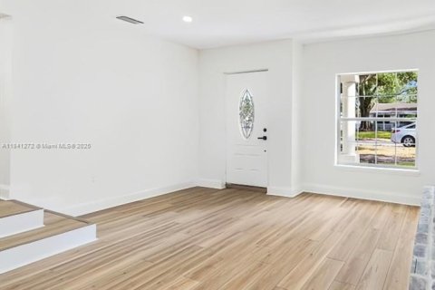 House in Tampa, Florida 3 bedrooms, 132.85 sq.m. № 1830355 - photo 4