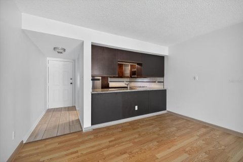 Condominio en alquiler en Tampa, Florida, 2 dormitorios, 72.74 m2 № 1876885 - foto 8