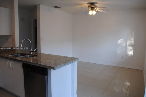 Adosado en alquiler en Miami, Florida, 3 dormitorios, 135.82 m2 № 2006467 - foto 7