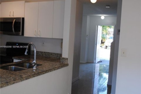 Adosado en alquiler en Miami, Florida, 3 dormitorios, 135.82 m2 № 2006467 - foto 9