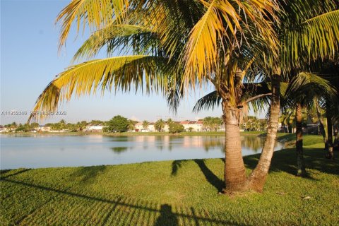 Adosado en alquiler en Miami, Florida, 3 dormitorios, 135.82 m2 № 2006467 - foto 2