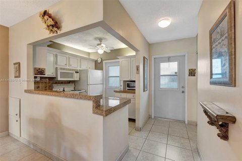 Condo in Lauderdale Lakes, Florida, 2 bedrooms  № 1867296 - photo 12