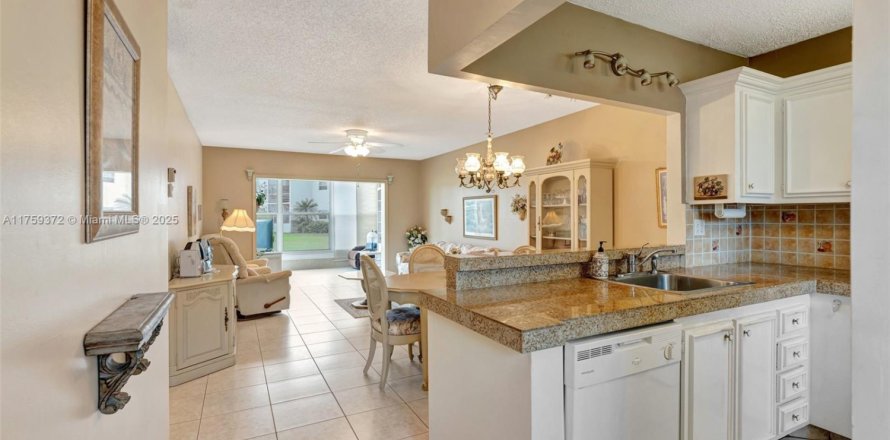 Condo in Lauderdale Lakes, Florida, 2 bedrooms № 1867296
