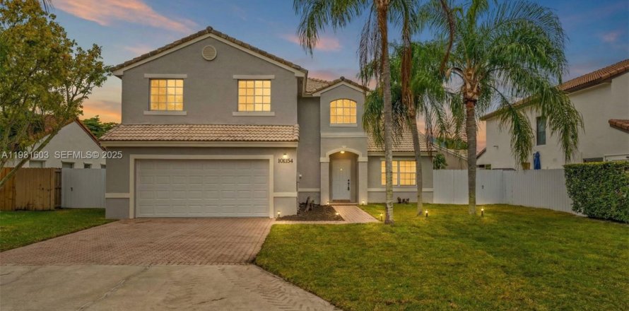 Дом в Майами, Флорида 4 спальни, 189.61м2 № 1990235