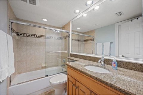 Condo in New Smyrna Beach, Florida, 2 bedrooms № 2232937 - photo 21