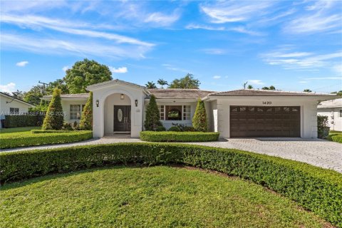 Купить виллу или дом в Корал-Гейблс, Флорида 4 спальни, 272.3м2, № 1996564 - фото 2