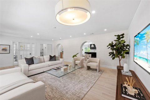 Купить виллу или дом в Корал-Гейблс, Флорида 4 спальни, 272.3м2, № 1996564 - фото 11