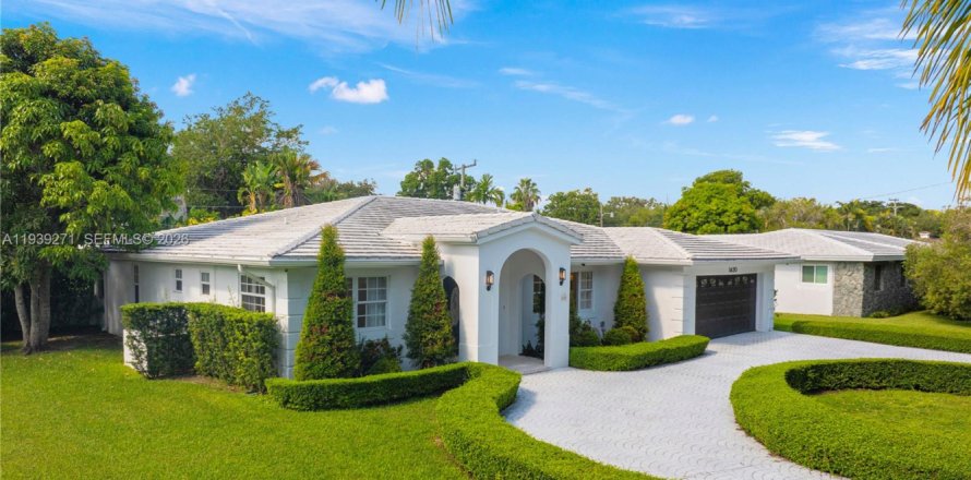 Дом в Корал-Гейблс, Флорида 4 спальни, 272.3м2 № 1996564