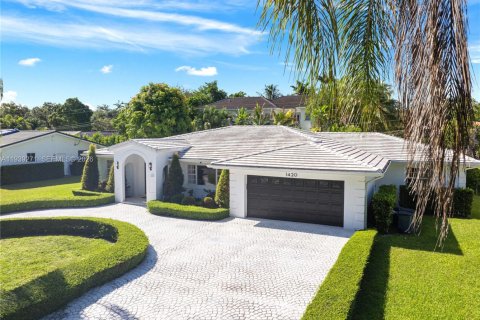 Купить виллу или дом в Корал-Гейблс, Флорида 4 спальни, 272.3м2, № 1996564 - фото 4