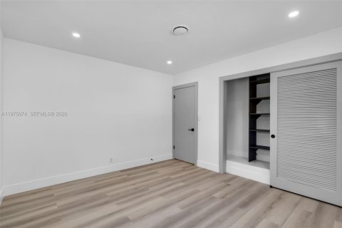 House in Oakland Park, Florida 3 bedrooms, 111.2 sq.m. № 2040042 - photo 19