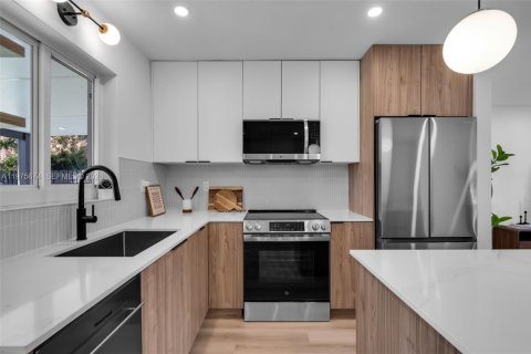 House in Oakland Park, Florida 3 bedrooms, 111.2 sq.m. № 2040042 - photo 12