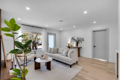 House in Oakland Park, Florida 3 bedrooms, 111.2 sq.m. № 2040042 - photo 6