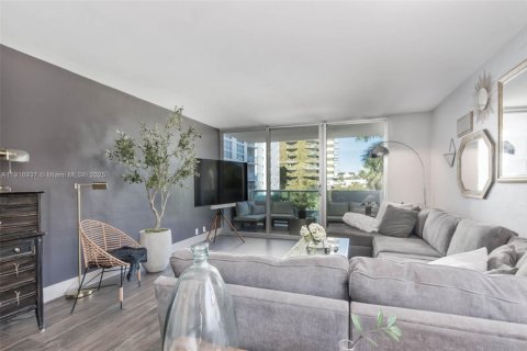 Condo in Miami Beach, Florida, 1 bedroom № 1974022 - photo 9