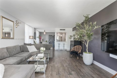 Condo in Miami Beach, Florida, 1 bedroom № 1974022 - photo 11