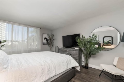 Condo in Miami Beach, Florida, 1 bedroom № 1974022 - photo 16