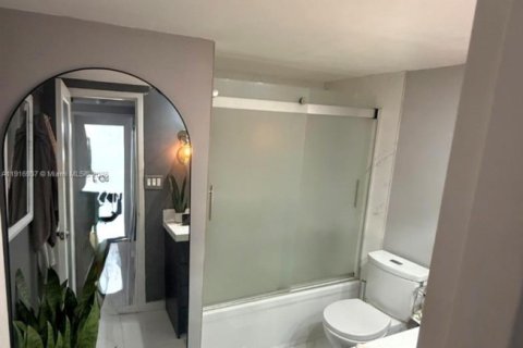 Condo in Miami Beach, Florida, 1 bedroom № 1974022 - photo 19