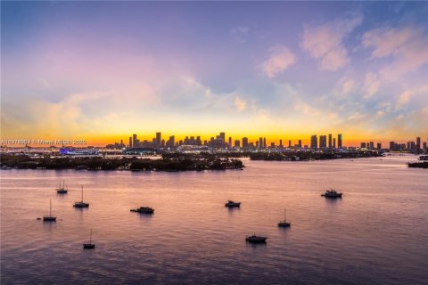 Condo in Miami Beach, Florida, 1 bedroom № 1974022 - photo 1