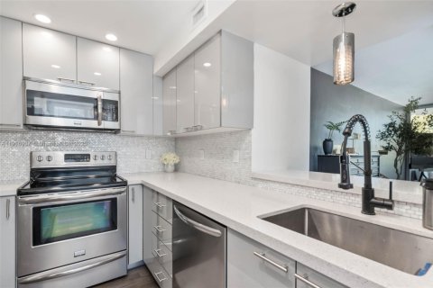 Condo in Miami Beach, Florida, 1 bedroom № 1974022 - photo 7