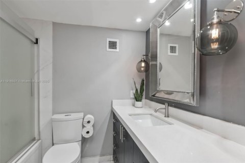 Condo in Miami Beach, Florida, 1 bedroom № 1974022 - photo 18