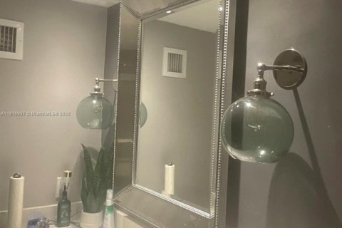 Condo in Miami Beach, Florida, 1 bedroom № 1974022 - photo 20