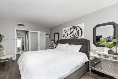 Condo in Miami Beach, Florida, 1 bedroom № 1974022 - photo 15