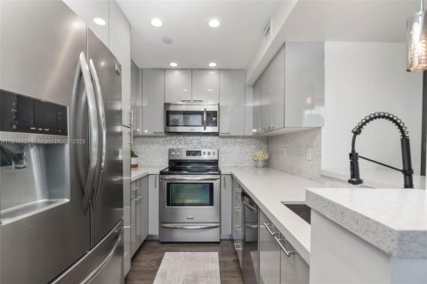 Condo in Miami Beach, Florida, 1 bedroom № 1974022 - photo 6