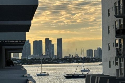 Condo in Miami Beach, Florida, 1 bedroom № 1974022 - photo 13