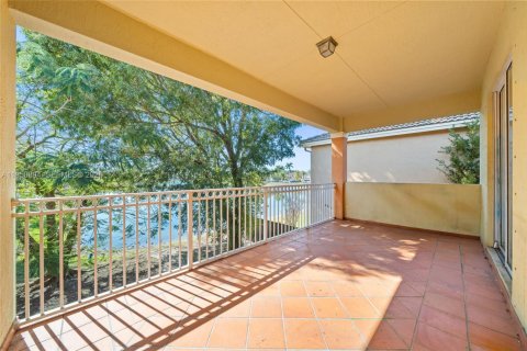 House in Miami, Florida 5 bedrooms, 273.78 sq.m. № 2155146 - photo 8