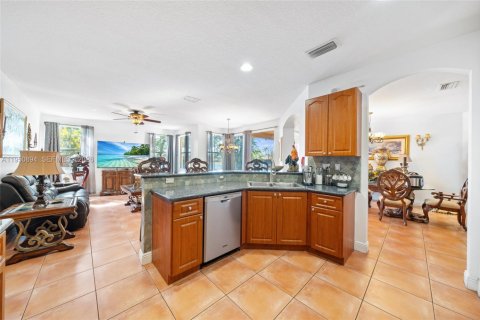 House in Miami, Florida 5 bedrooms, 273.78 sq.m. № 2155146 - photo 18