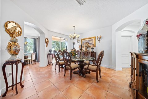 House in Miami, Florida 5 bedrooms, 273.78 sq.m. № 2155146 - photo 10