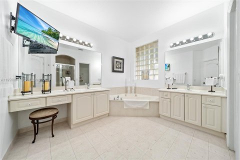 House in Miami, Florida 5 bedrooms, 273.78 sq.m. № 2155146 - photo 29