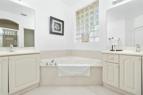 House in Miami, Florida 5 bedrooms, 273.78 sq.m. № 2155146 - photo 30