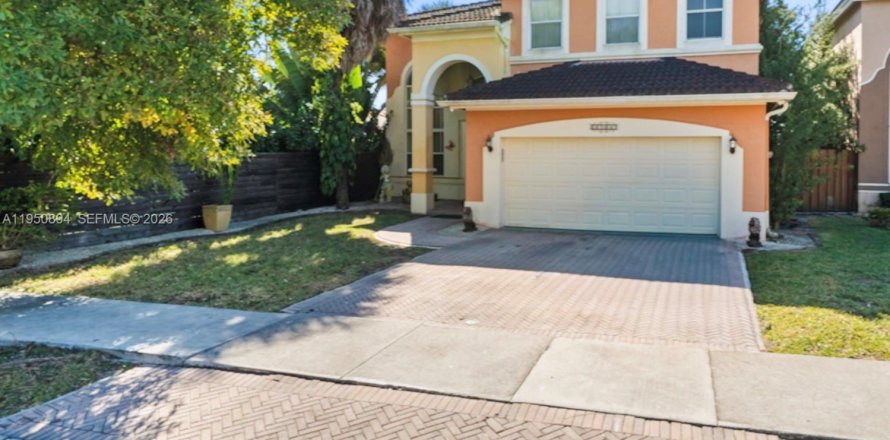 House in Miami, Florida 5 bedrooms, 273.78 sq.m. № 2155146